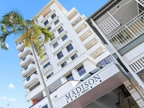 3 BEDROOM CBD WATERFRONT LUXURY APARTMENT