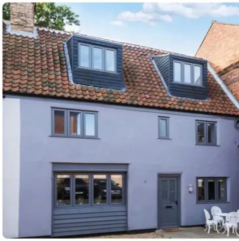 Grade II Listed 3 Bedroom Cottage With Free Parking
