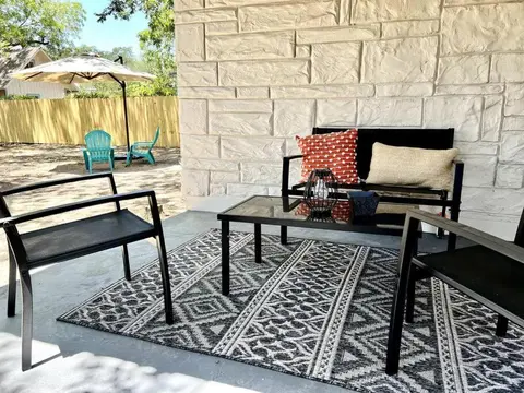Close to Downtown San Antonio,TX with private backyard and firepit