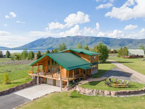 Henrys Hawk by KABINO Henrys Lake Hot Tub FirePit Pool Table Mtn & Water Views WiFi Satellite Fishing Trails