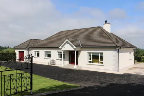 Laneside Haven - Accessible Gated Retreat - 5 Minutes from Castleblayney with Garden & Recreation Room!