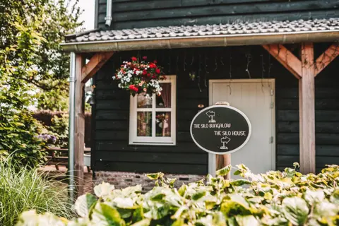 CRASH'NSTAY - The Silo Bungalow