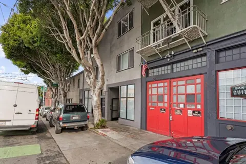 Huge Modern 4 Bedroom Flat w/ City Views and Deck