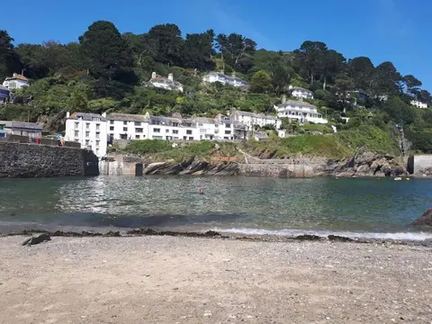 Bijou Coastal Apartment in Polperro With Hot Tub, Onsite Parking 5 min Downhill Walk To Village