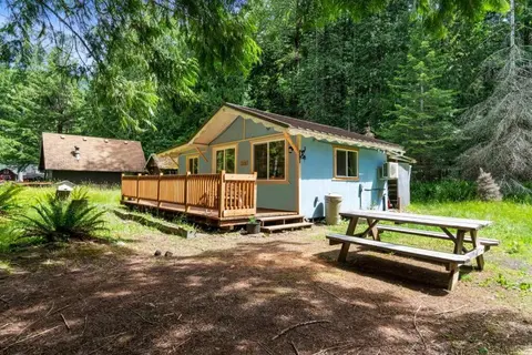 Cozy Cedar Cabin Steps Away From Mt. Rainier