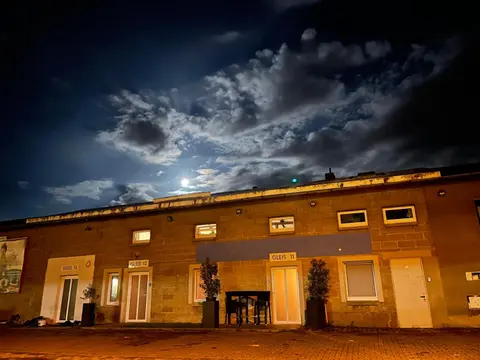 Gleis 12 , kontaktloser 24-7-Check In, barrierefrei ,Smart TV, W-LAN, Parkplatz kostenlos