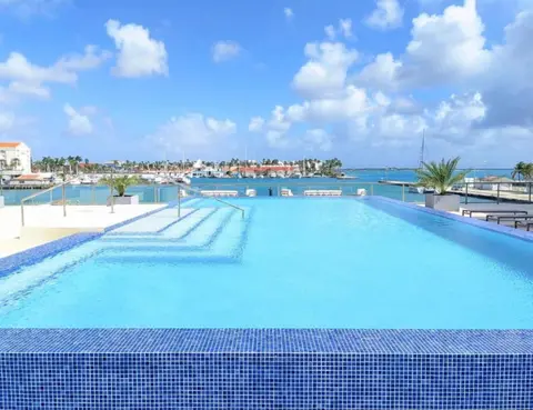 Stylish luxury condo, central location, ocean view, pool, gym