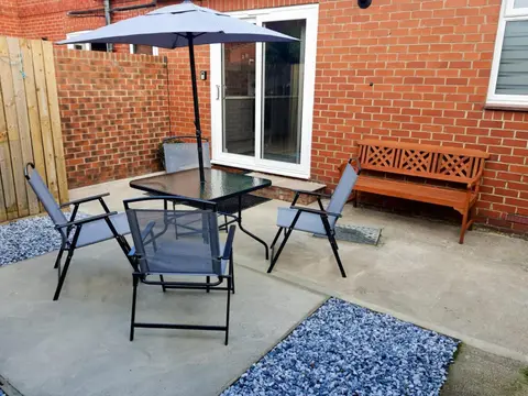 Madeline's View -a smart and modern 1 bed property with the bonus of a parking space on large private driveway area