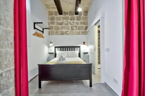 Old Lodge Apartment 2 by Vallettastay