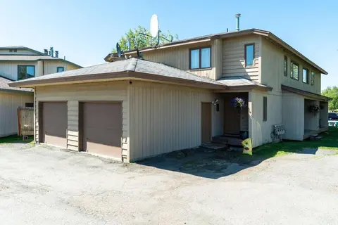 Alaskan WolfDen Close to airport centrally located