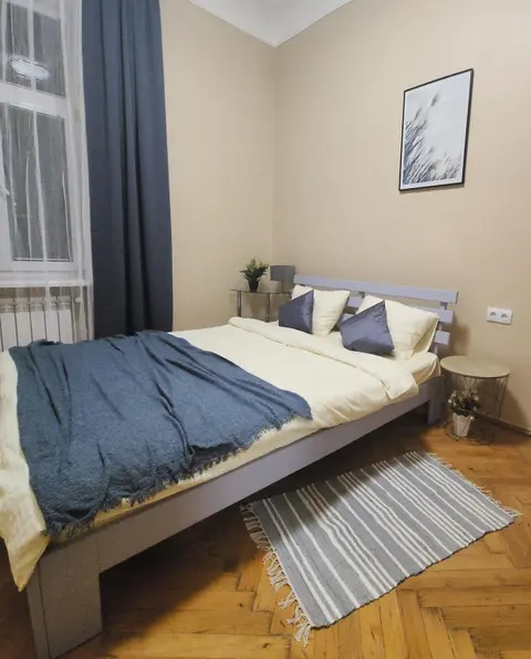 В центрі м.Чернівці 2 кімнатна затишна квартира.