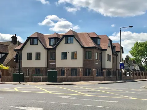 2 Bed 2 Bathroom Gated Apartment 1 Inc free Parking