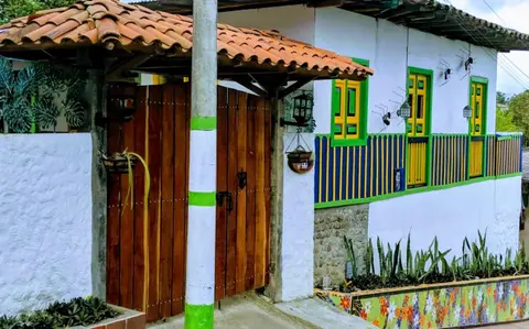 El Aguacate - Casa Tipica Cafetera Colombiana