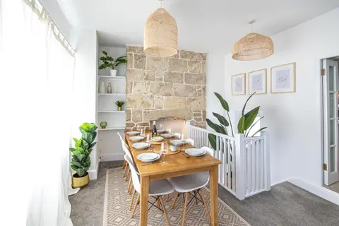 Bright & beautiful 4 bedroom house with sea views