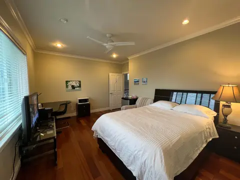 A cozy en-suite on the second floor with independent entranceclose to YVR