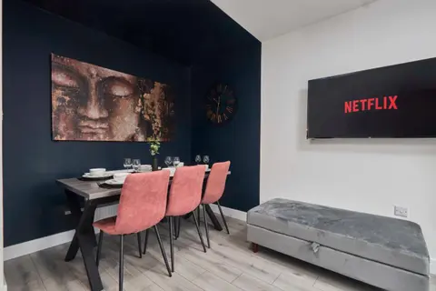 Modern 4Bedroom House By Homebird Property Management Short Lets & Serviced Accommodation Leeds With Private Parking & Garden
