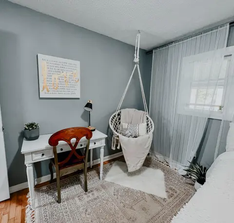 Boho cozy home, quiet, free parking (private room unless specified)