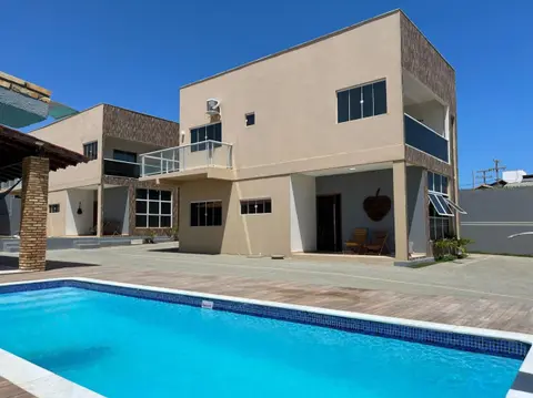 Apartamento na Praia de Atalaia ampla com área de lazer ideal para famílias grandes