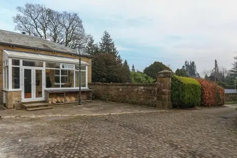 Folly View - Private, peaceful apartment with stunning views.