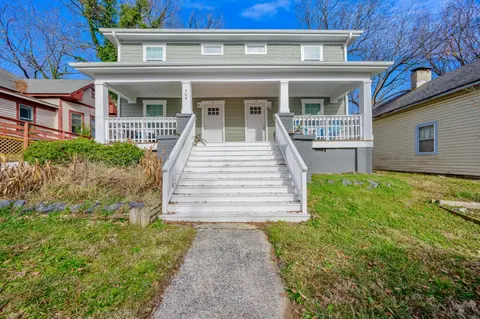 *Lux Modern Townhome * Downtown* King Beds * Duke*