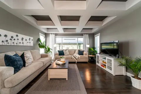 Amazing Luxe Home, AC, HUGE Yard, FirePit, Pet Friendly, Sleeps 10!