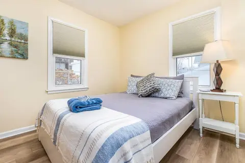 Oaklie's Bungalow - Charming Home in Dubuque