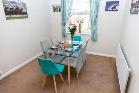 Cheltenham-2 Bedroom Home-Sleeps 6-Parking-Work or Leisure