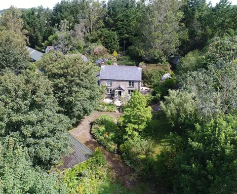 Dog friendly cottage with woodland & lake