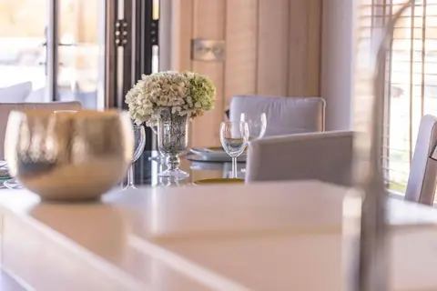 Stylish Lodge At Windsor Racecourse Marina - By Tempstay