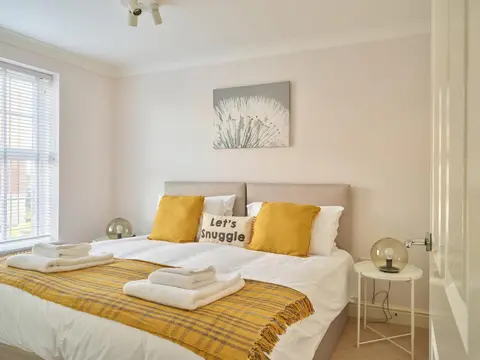 Curb Properties - Gorgeous 3 Bedroom House Close To Town Centre