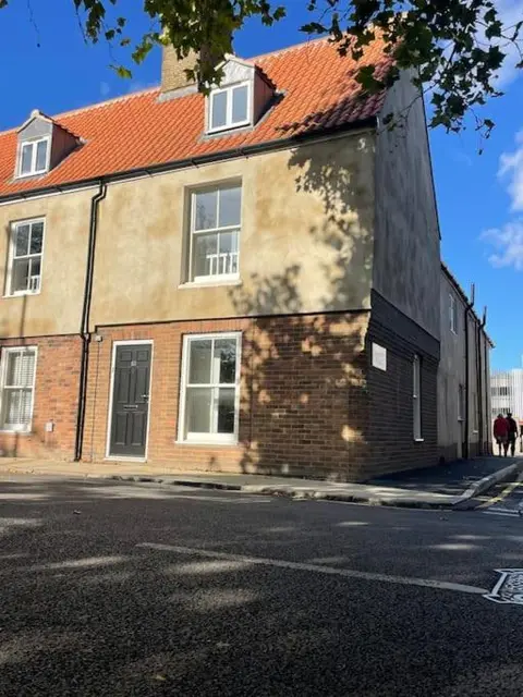Willow House by Shortstays4U 2bedroom Townhouse with free parking in town centre!