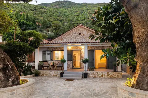 The Beach House, Skaloma