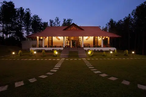 StayVista at Cedar - Strelitzia 2BHK with Breakfast and Jacuzzi