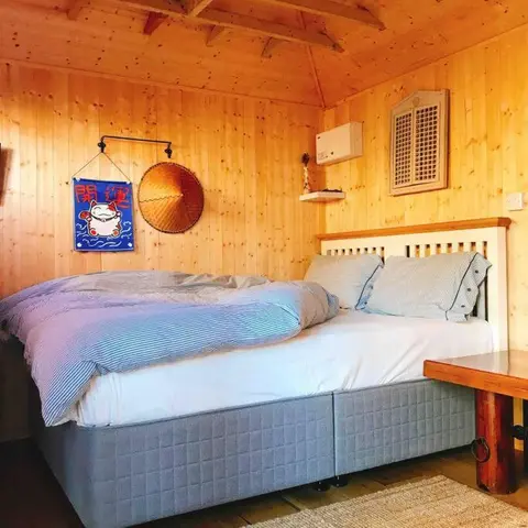 Cosy Private Cabin with parking in good location