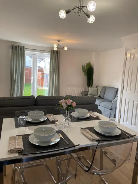 Large Comfortable Bed with Own Bathroom Free Parking and Wifi in West Thurrock Grays