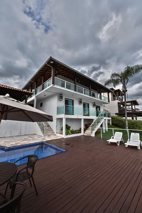 Vista Espetacular em Escarpas com Piscina