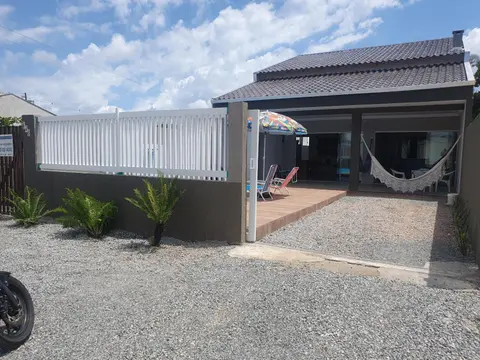 Mar Doce Lar Casa na praia de guaratuba com piscina e ar condicionado
