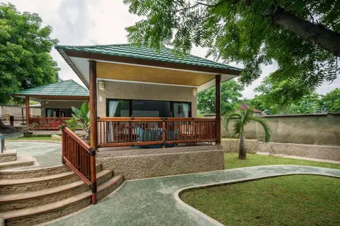 Lunar Dive Resort: Bamboo Villas