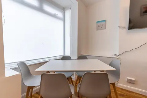 Cheerful and modern 3 BDR for 7