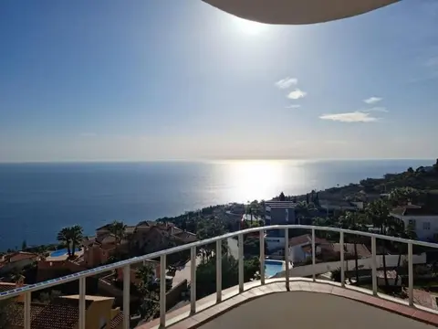 Vue magnifique mer et montagne