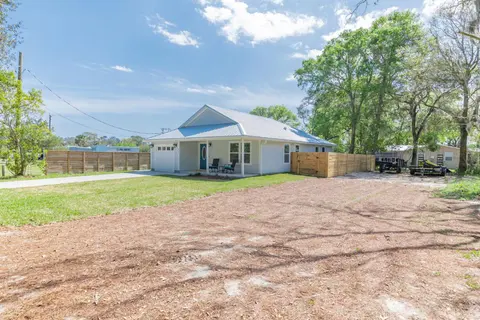 Brand New Bungalow with King Bed Suites in St Aug