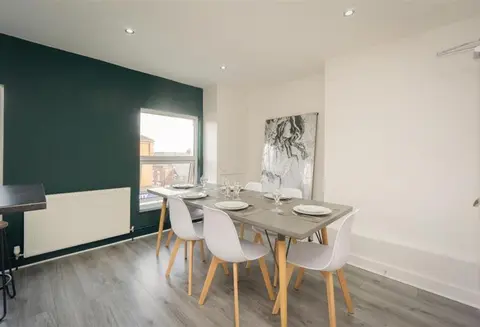 6 Bedroom 6 Bathroom Contractor House by Rework Accommodation
