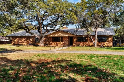 Charming ranch-style home w/ideal entertainment
