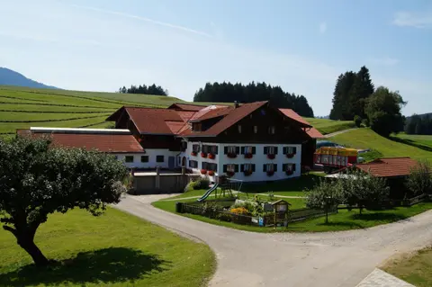 Ferienhof Eger - entspannter Urlaub mit Baby & Kleinkind - wahlweise top modern oder günstige Fewos - ruhig am Ende der Straße - Kälbchen füttern - Traktor