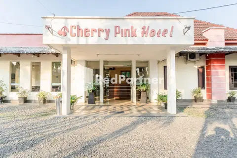 Cherry Pink Hotel Medan Mitra RedDoorz