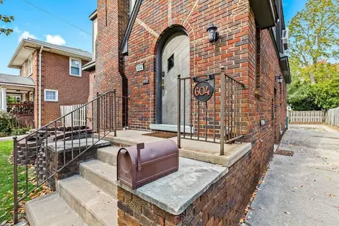 Great Location! Charming 2BR by Downtown Royal Oak