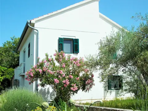 Spacious house in Lukoran with sea view