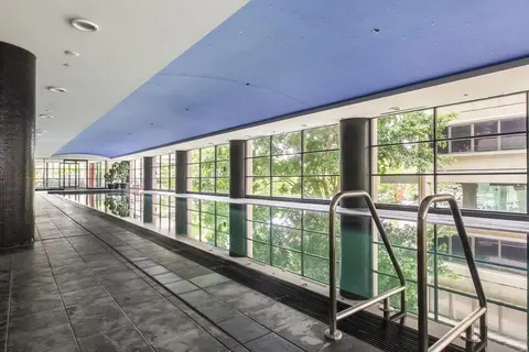 Large elevated apartment St Leonards