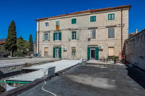 A 1 - spacious apt on the seafront with terrace