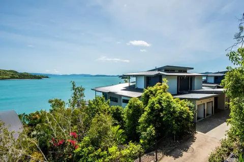 Edge 2 - Oceanfront Luxurious and Spacious 4 Bedroom Split Level Apartment with buggy and valet service